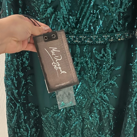 Mac Duggal Fabulouss Sequined Sleeveless Trumpet Gown Size:22 W - Picture 11 of 13